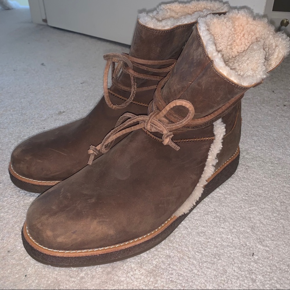 Ugg Lace Up Boots brown leather Sherpa